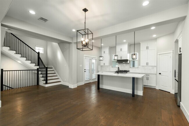 Building Photo - 1421 W 23rd St