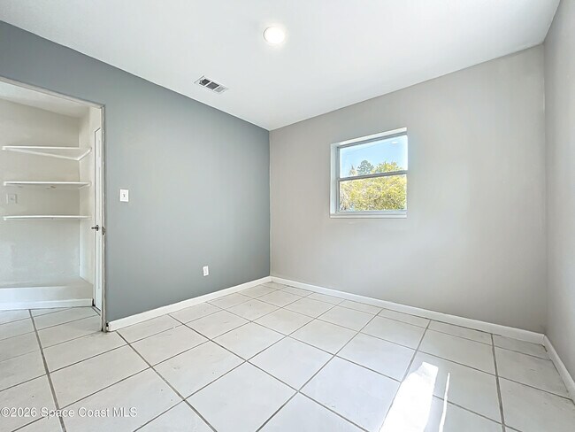 Building Photo - 1424 Pineda St