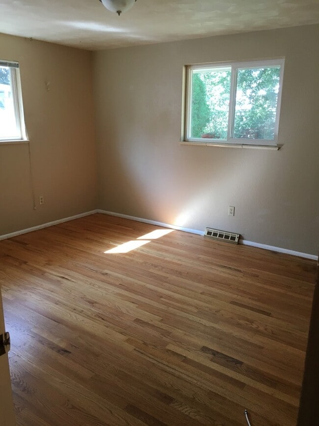 Building Photo - 5 Bedroom Home Near Mitchell High School