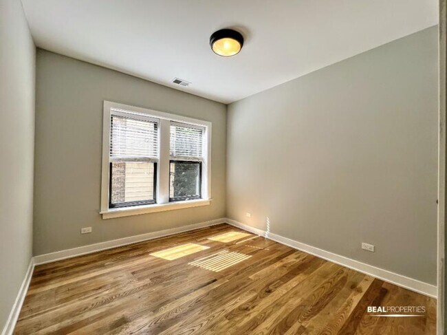 Building Photo - 2 bedroom in CHICAGO IL 60625