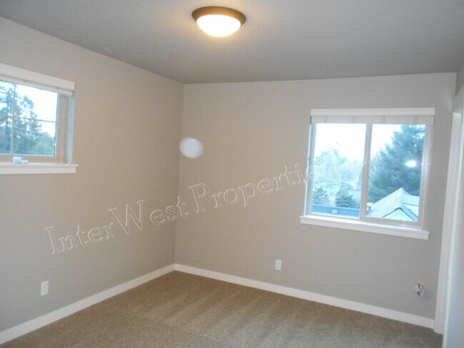 Building Photo - 3+ BED 2.5BA TIGARD HOME WITH DEN, SOAKER ...