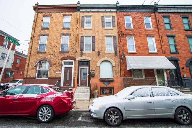 Building Photo - Charming Three Bed Point Breeze Townhome
