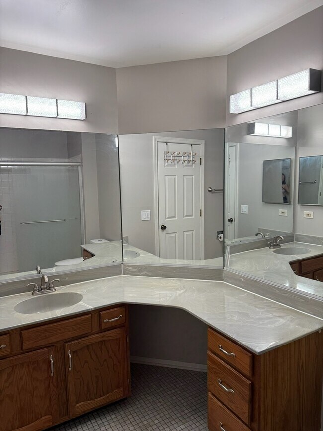 Building Photo - 2404 Kenmore Ct