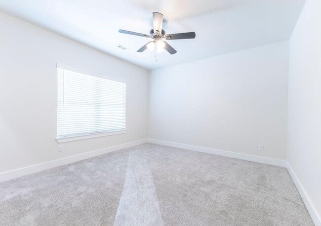 Building Photo - 5 bedroom CUSTOM BUILT home in Elm Springs MUST SEE