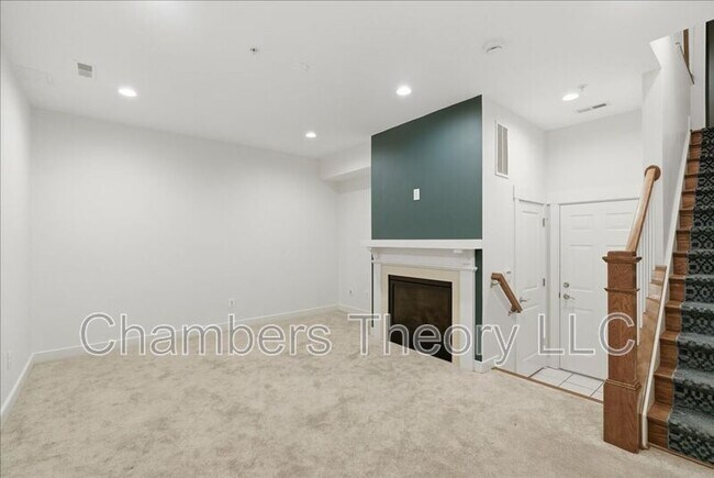 Building Photo - 2735 Linden Ln