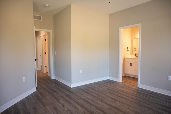 Building Photo - 8441 Oak Shade Cir