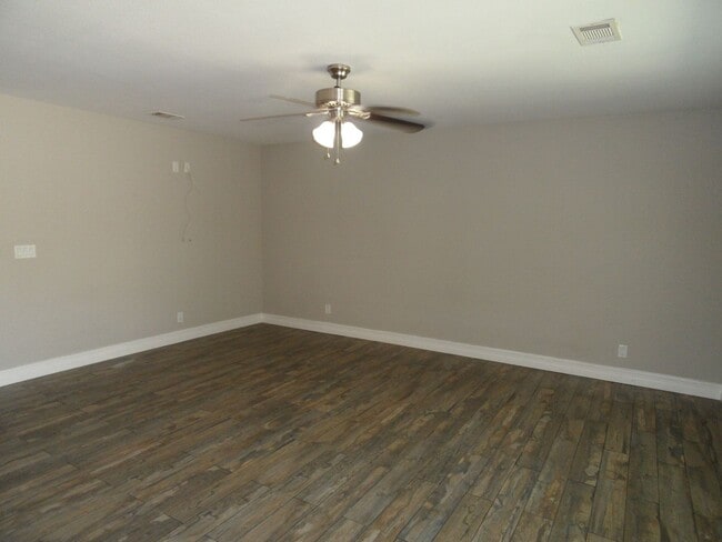 Building Photo - 300 1/2-204 1/2 E Mills Dr