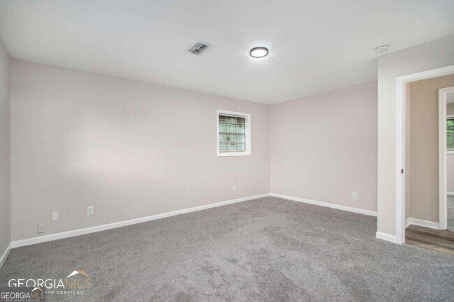 Building Photo - 2243 7 Oaks Cir