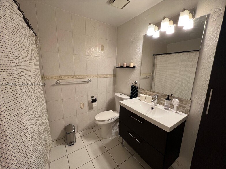Building Photo - 460 Lakeview Dr