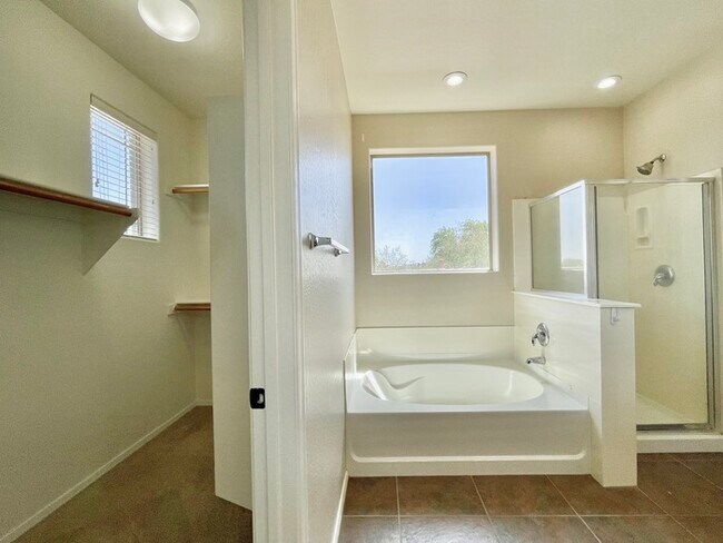 Building Photo - Fabulous 4-Bedroom Home For Rent in Goodyear!!