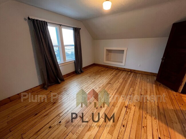 Building Photo - 208 Cedar St