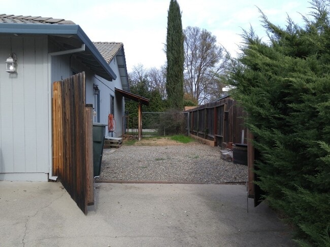 Building Photo - 6827 Creekside St