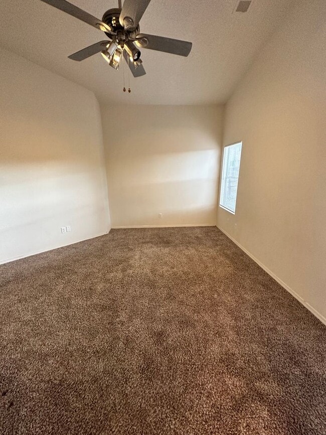 Building Photo - 4 bed 2 bath home in Huning Ranch