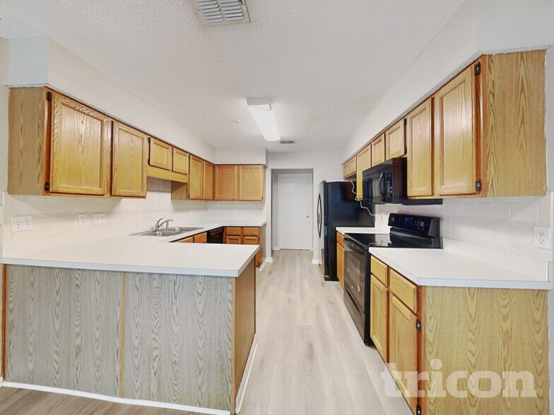 Building Photo - 7412 Amandas Crossing Dr N