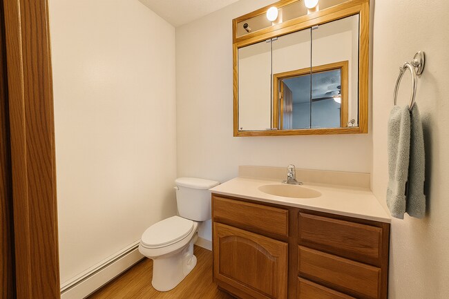 Building Photo - One level living w/ Attached Garage Available July!