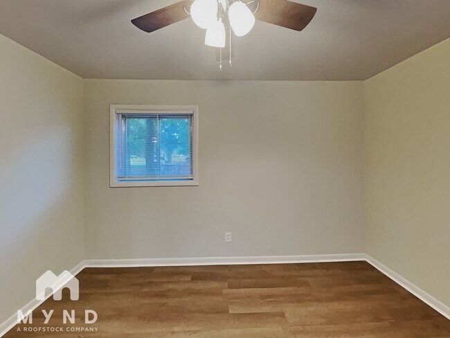 Building Photo - 217 E Haven Dr NE