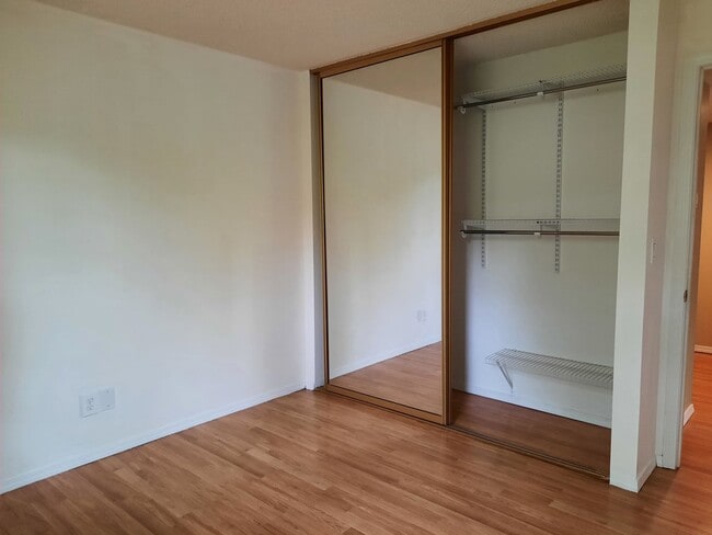 Building Photo - Steilacoom Gardens, 2 bedroom, 1 bath Townhome Style Condo.