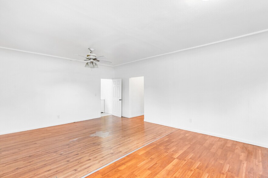 Building Photo - 321 E 84th St