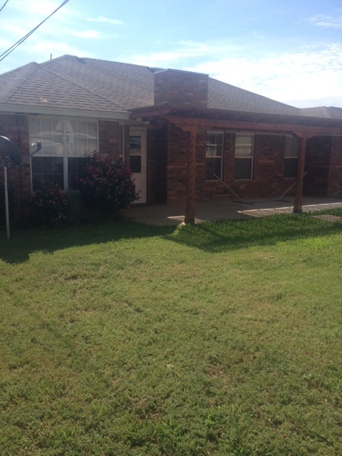 Building Photo - BRICK HOME WITH OPEN FLOOR PLAN