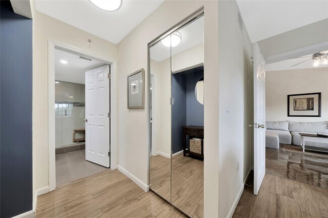 Building Photo - 2005 SE 10th Ave