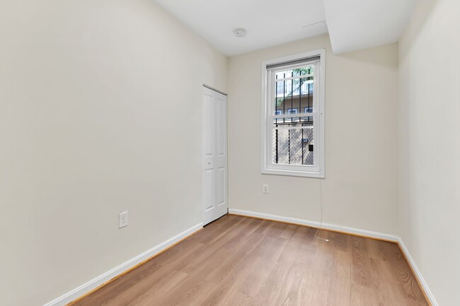 Building Photo - 4 bedroom - Great NW DC location