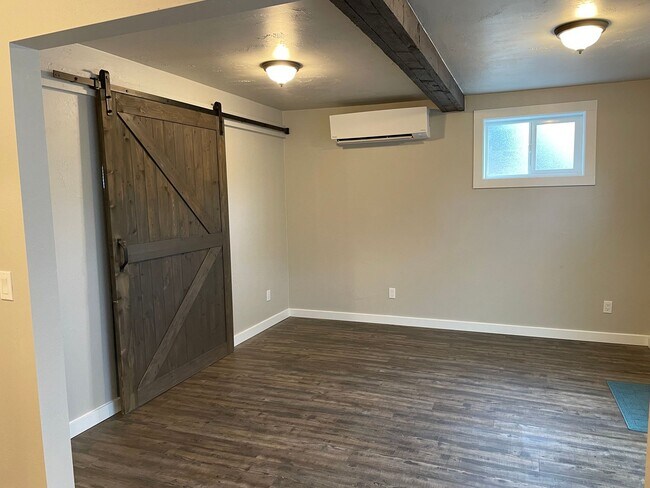 Building Photo - EICB1055