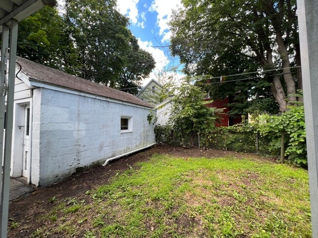 Building Photo - 1st FL BEDROOMS, 1ST FL LAUNDRY. MOVE-IN R...