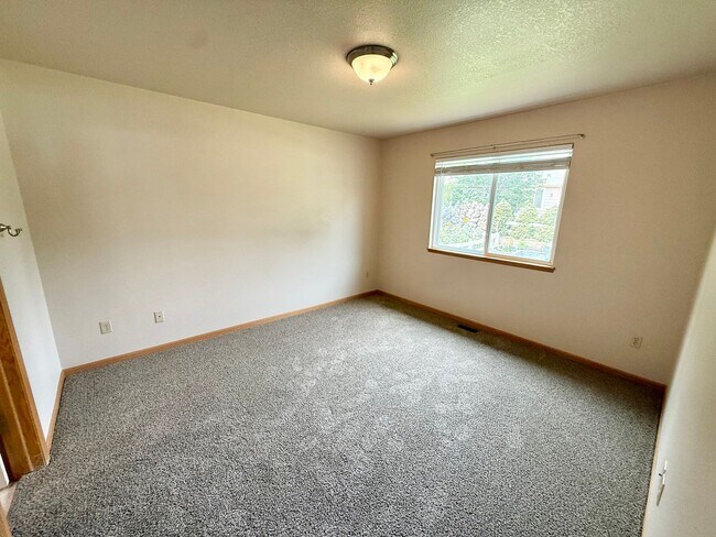 Building Photo - Ranch Style Home Located on Dead-End Street, Easy Access to I-25