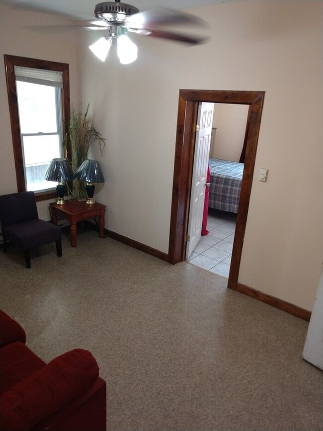 Building Photo - Modernized 3 Bedroom, Shared Yard, Lots of...