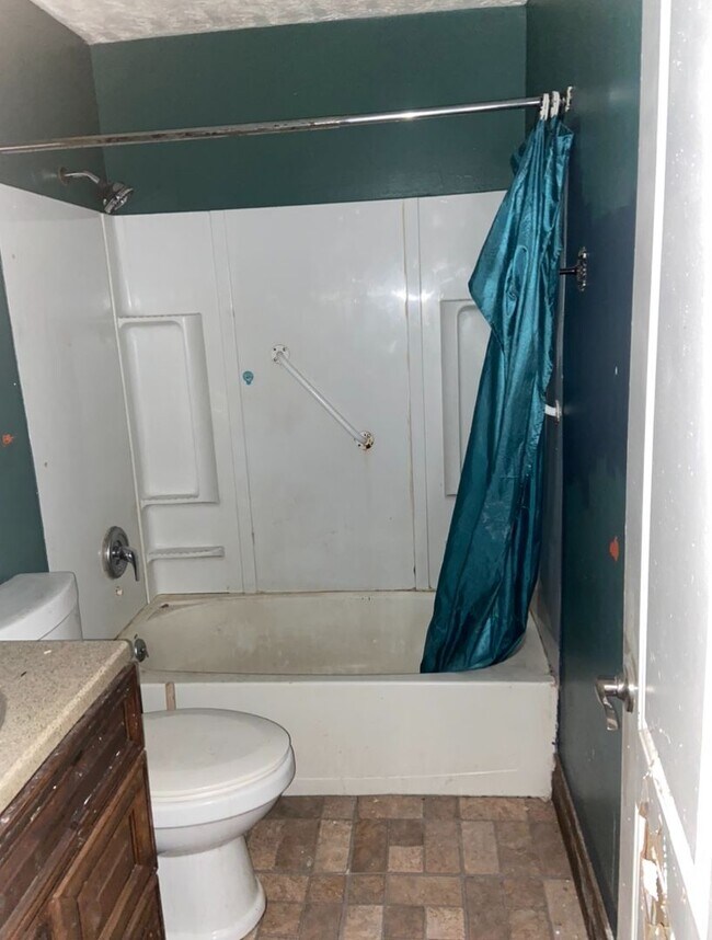 Building Photo - Large Yard & Garage! - $490 Month / $800 Down