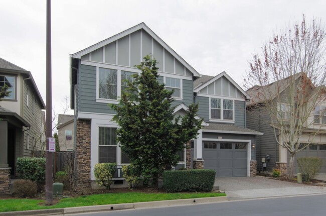 Building Photo - Large 3 bdrm / 2.5 bath with open floor pl...