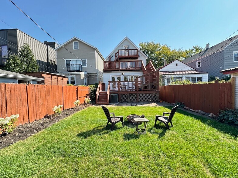 Building Photo - 4142 N Maplewood Ave