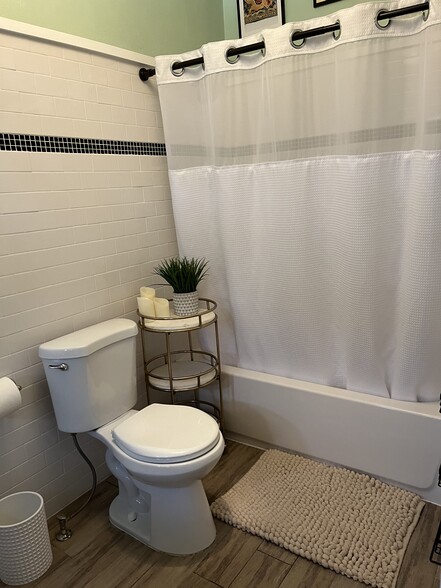 Building Photo - 402 E North St