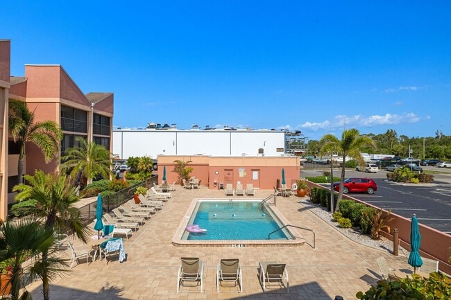 Building Photo - Huge Double sized Condo Overlooking The Ma...