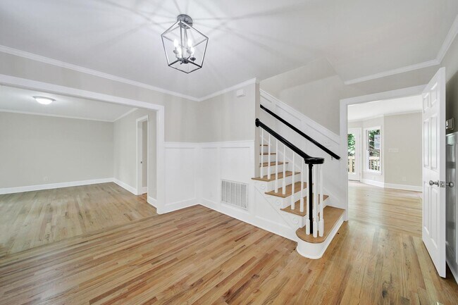 Building Photo - Beautiful Five Bed Three and Half Bath Hom...