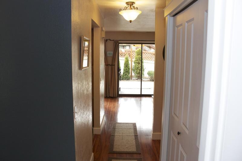 Building Photo - 113 N E Center St