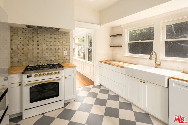 Building Photo - 2332 W 31st St