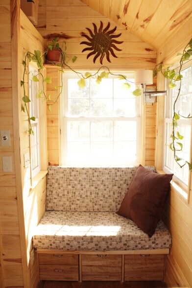 Couch/pull out bed - 419 King Rd E