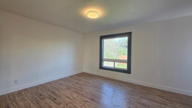 Building Photo - 1590 Underwood Ave