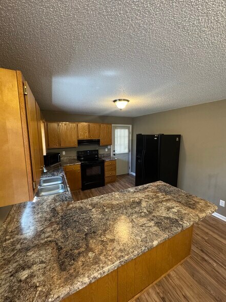 Building Photo - 1740 Shoreline Dr