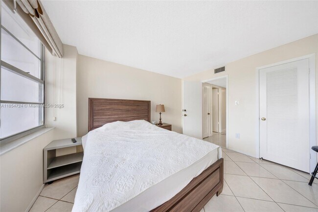 Building Photo - 18081 Biscayne Blvd