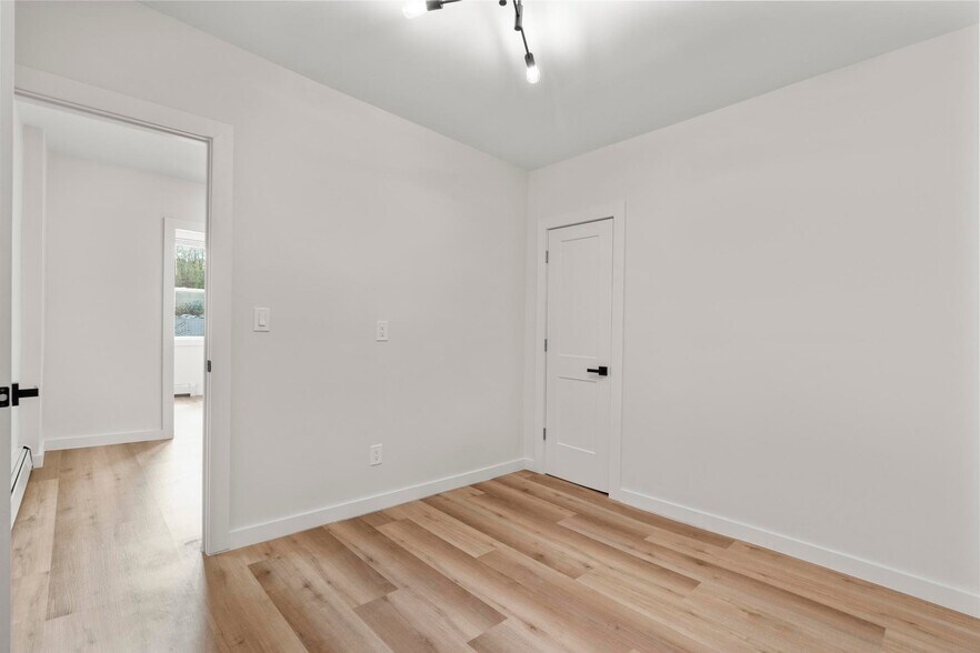 Building Photo - 431-431 N Main St