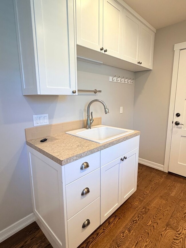 Building Photo - Luxury, golf course living with VIEWS! 3+ bed, 3 bath, three car garage and so much more!