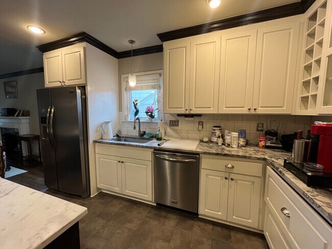 Building Photo - Beautifully renovated Midtown charmer