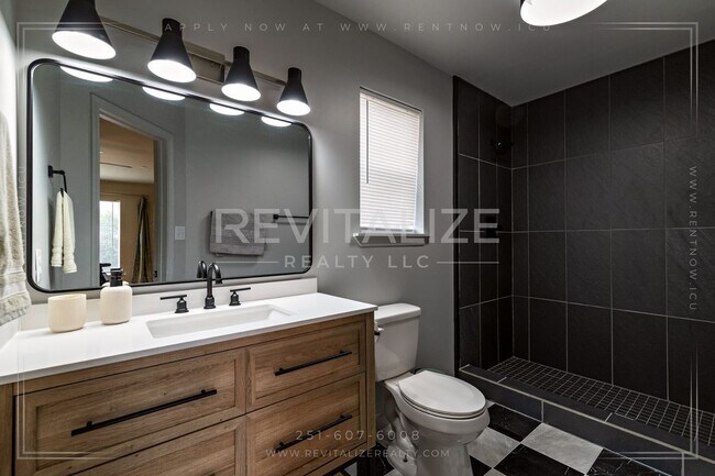 Building Photo - Fully Furnished Townhome w/ Private Garage