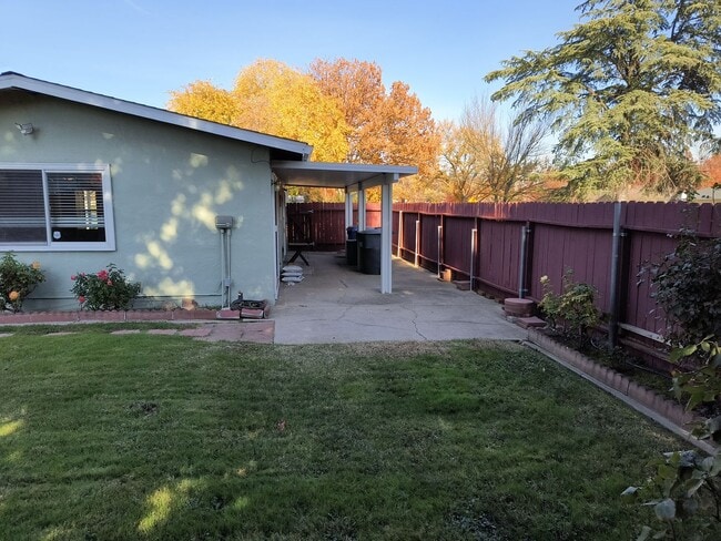 Building Photo - Fabulous home with huge park like yard!