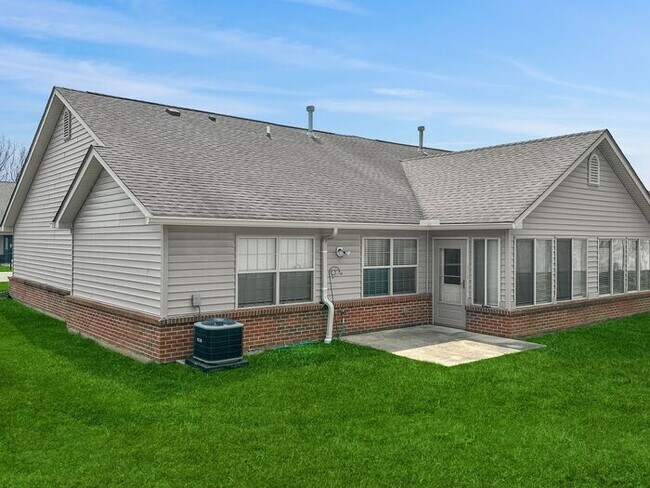 Building Photo - Beautiful 2BR 2BA Home w/ Sunroom • Full Kitchen Suite • Attached Garage in Columbus