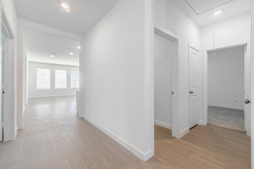 Building Photo - 10005 Warlander Dr