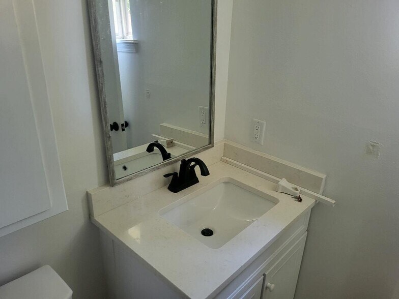 Master bath - 1511 W Magnolia St