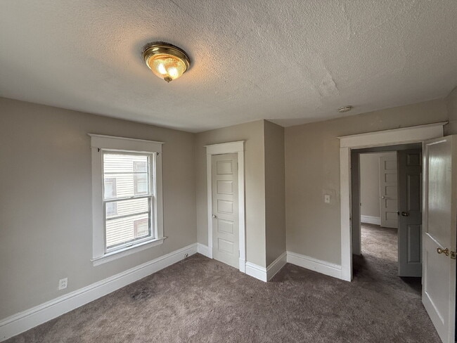 Building Photo - 4BR/2BA SE Side Single-family Home